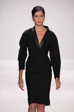 model kokler Tasarımcı giyim pist yürür