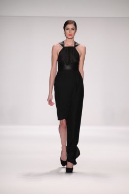 model kokler Tasarımcı giyim pist yürür