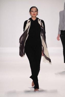 model m hareketi giyen pist yürür