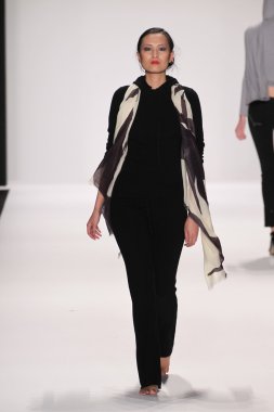 model m hareketi giyen pist yürür