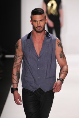 model m hareketi giyen pist yürür