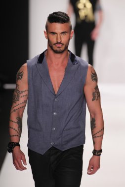 model m hareketi giyen pist yürür