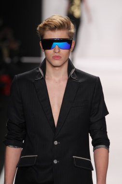 model m hareketi giyen pist yürür