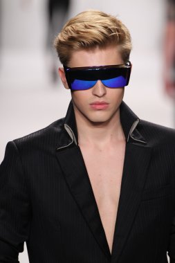 model m hareketi giyen pist yürür