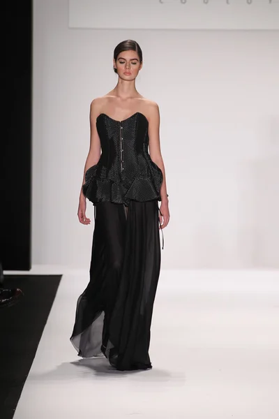 Model walks runway wearing Jamal Taslaq — Stock Photo, Image