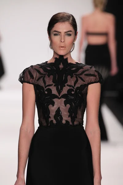 Model walks runway wearing Jamal Taslaq — Stock Photo, Image