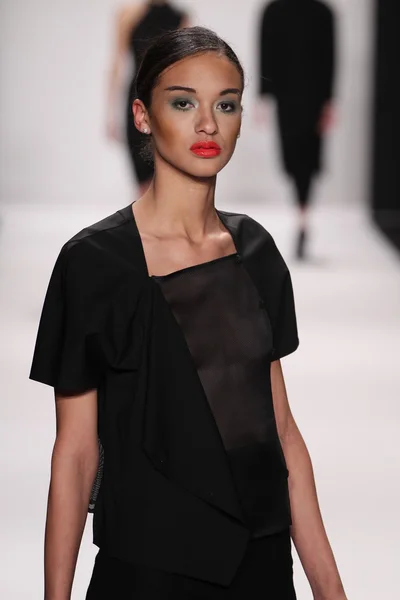 Model walks runway wearing Kokler designer — Stock Photo, Image