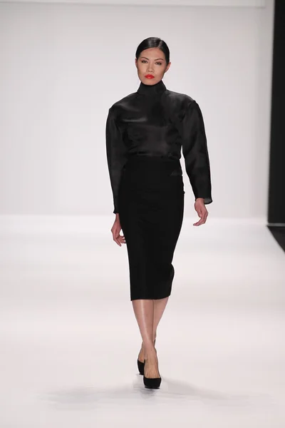 Model walks runway wearing Kokler designer — Stock Photo, Image