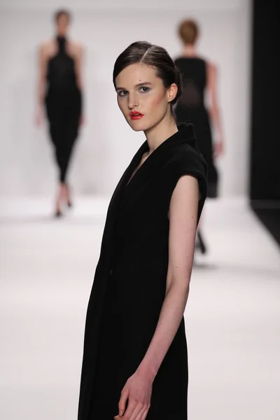 Model walks runway wearing Kokler designer — Stock Photo, Image