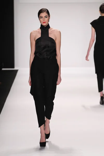 Model walks runway wearing Kokler designer — Stock Photo, Image