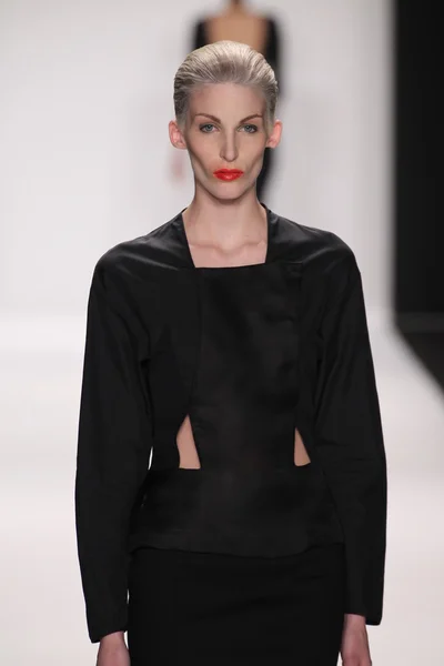 Model walks runway wearing Kokler designer — Stock Photo, Image