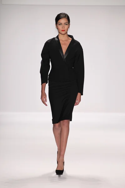 Model walks runway wearing Kokler designer — Stock Photo, Image