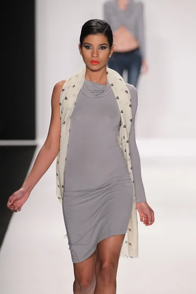 Model walks runway wearing M The Movement — Stock Photo, Image