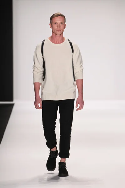 Model walks runway wearing M The Movement — Stock Photo, Image