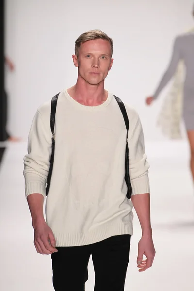 Model walks runway wearing M The Movement — Stock Photo, Image