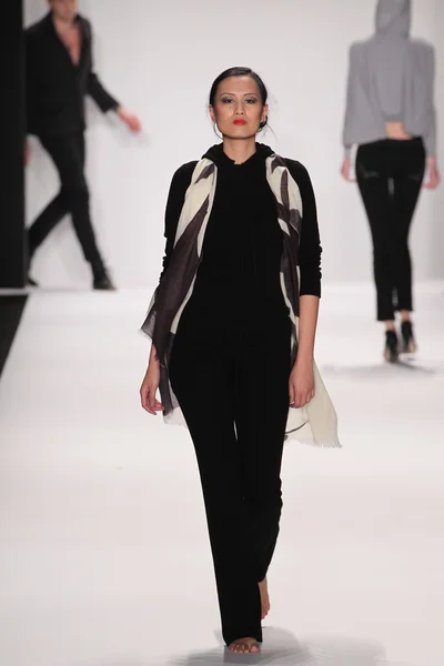 Model walks runway wearing M The Movement — Stock Photo, Image