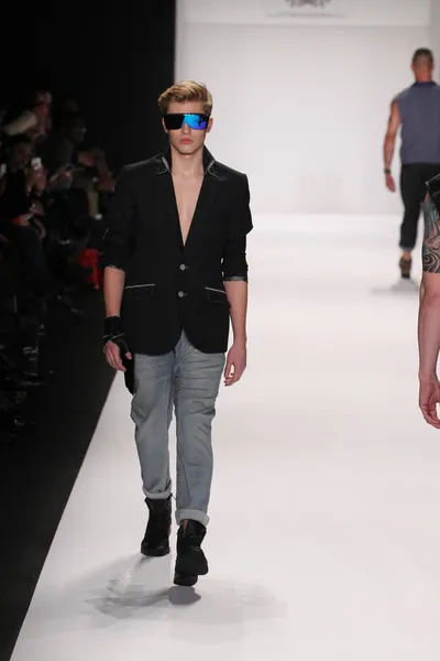 Model walks runway wearing M The Movement — Stock Photo, Image