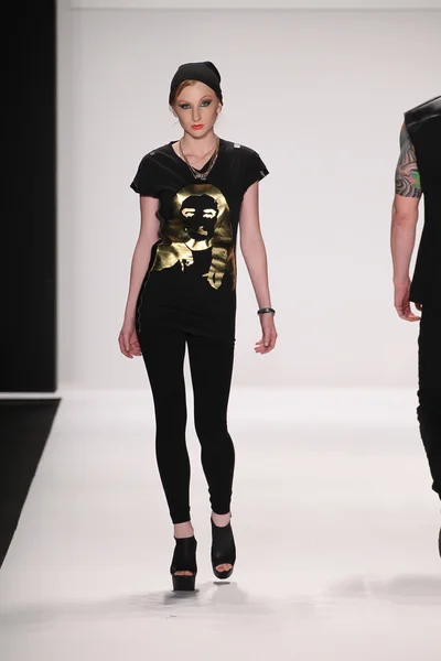 Model walks runway wearing M The Movement — Stock Photo, Image