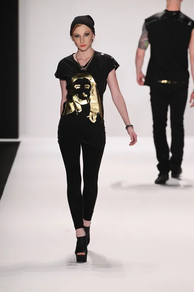 Model walks runway wearing M The Movement — Stock Photo, Image