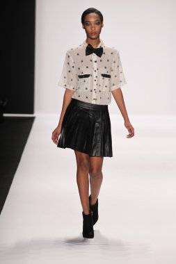 model m hareketi giyen pist yürür