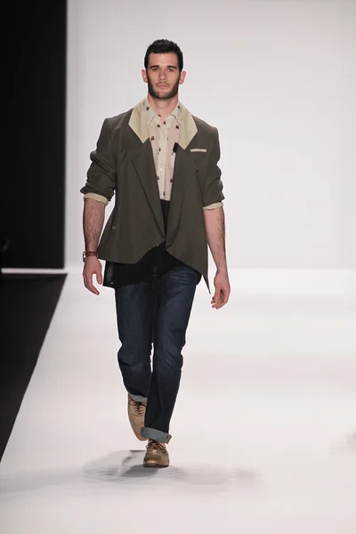 Model walks runway wearing M The Movement — Stock Photo, Image