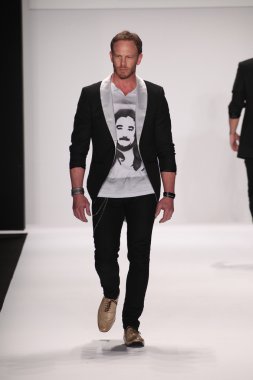 model m hareketi giyen pist yürür