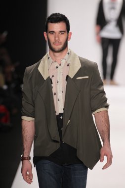 model m hareketi giyen pist yürür