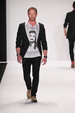 model m hareketi giyen pist yürür