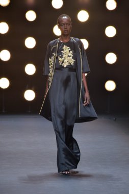 Model Naeem Khan koleksiyonunda podyumda yürüyor