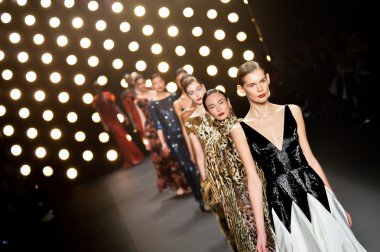 Model Naeem Khan koleksiyonunda podyumda yürüyor