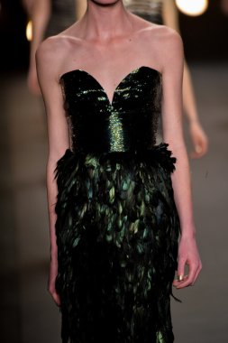 Model Naeem Khan koleksiyonunda podyumda yürüyor