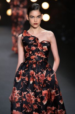 Model Naeem Khan koleksiyonunda podyumda yürüyor