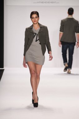 model m hareketi giyen pist yürür