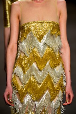 Model Naeem Khan koleksiyonunda podyumda yürüyor