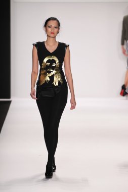 model m hareketi giyen pist yürür