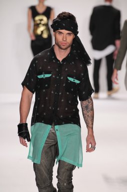 model m hareketi giyen pist yürür