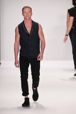 model m hareketi giyen pist yürür