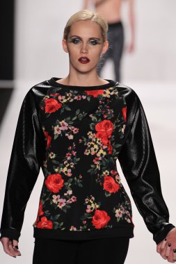 Bay triple x giyen pist model yürür