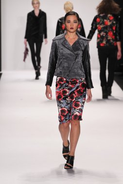 Bay triple x giyen pist model yürür