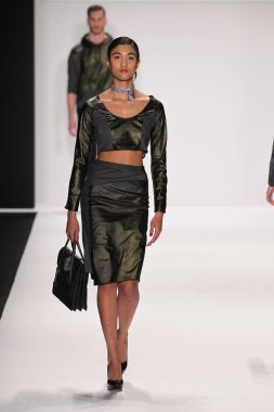 Bay triple x giyen pist model yürür