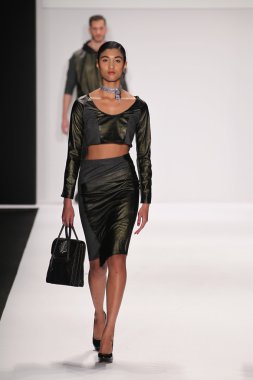 Bay triple x giyen pist model yürür