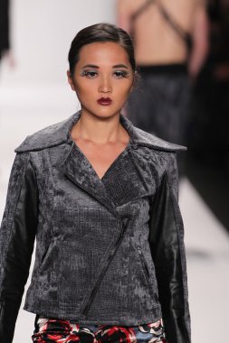 Bay triple x giyen pist model yürür