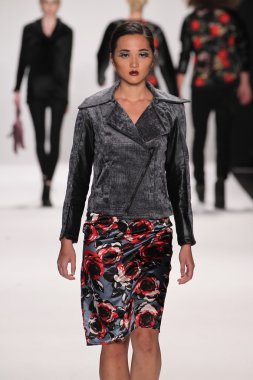 Bay triple x giyen pist model yürür