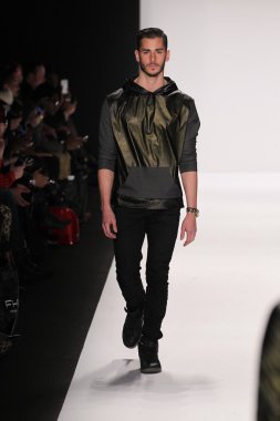 Bay triple x giyen pist model yürür