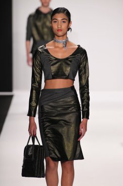 Bay triple x giyen pist model yürür