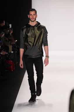 Bay triple x giyen pist model yürür