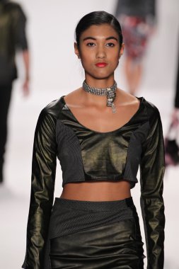 Bay triple x giyen pist model yürür