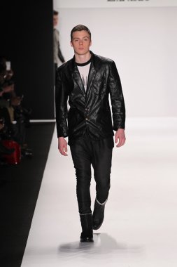 Bay triple x giyen pist model yürür