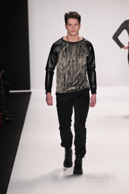 Bay triple x giyen pist model yürür