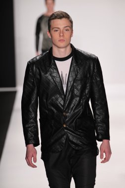 Bay triple x giyen pist model yürür